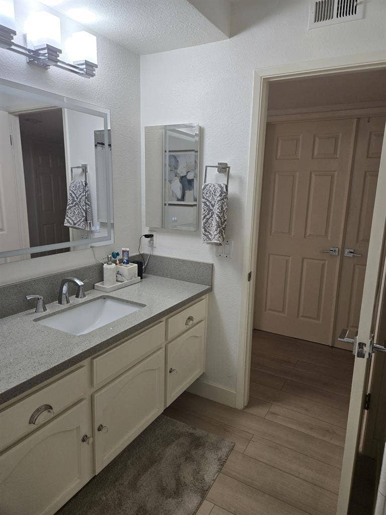 Looking for long term female roomma