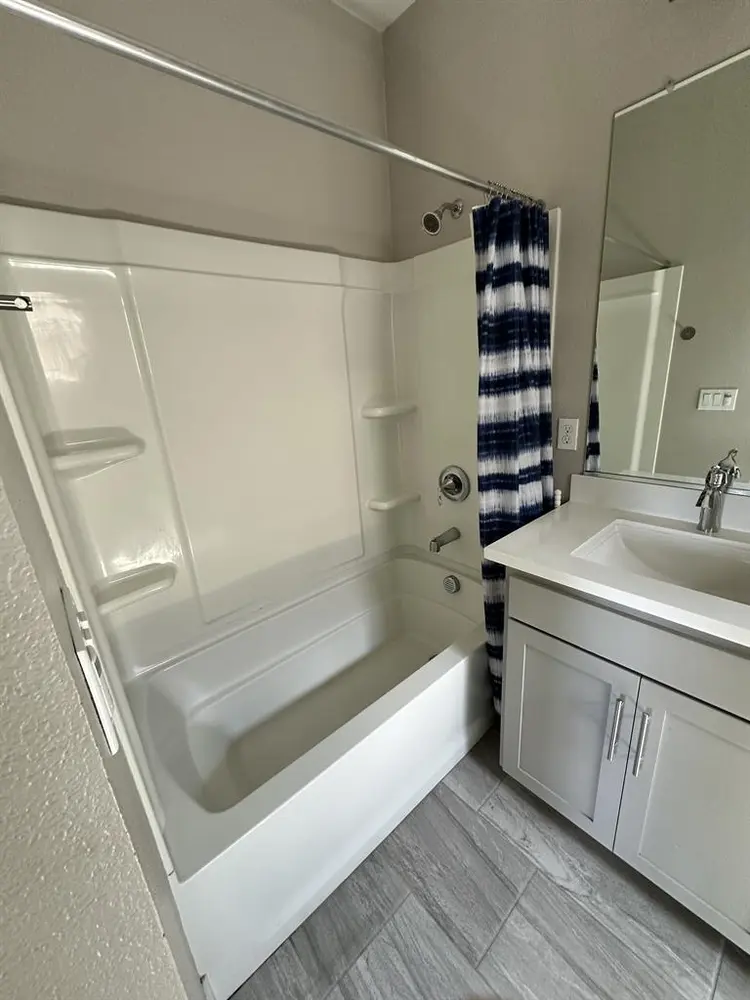 Urgent roommate needed!!