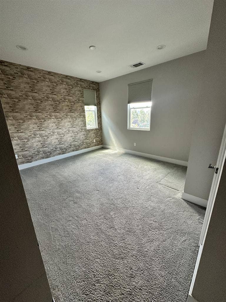 Urgent roommate needed!!