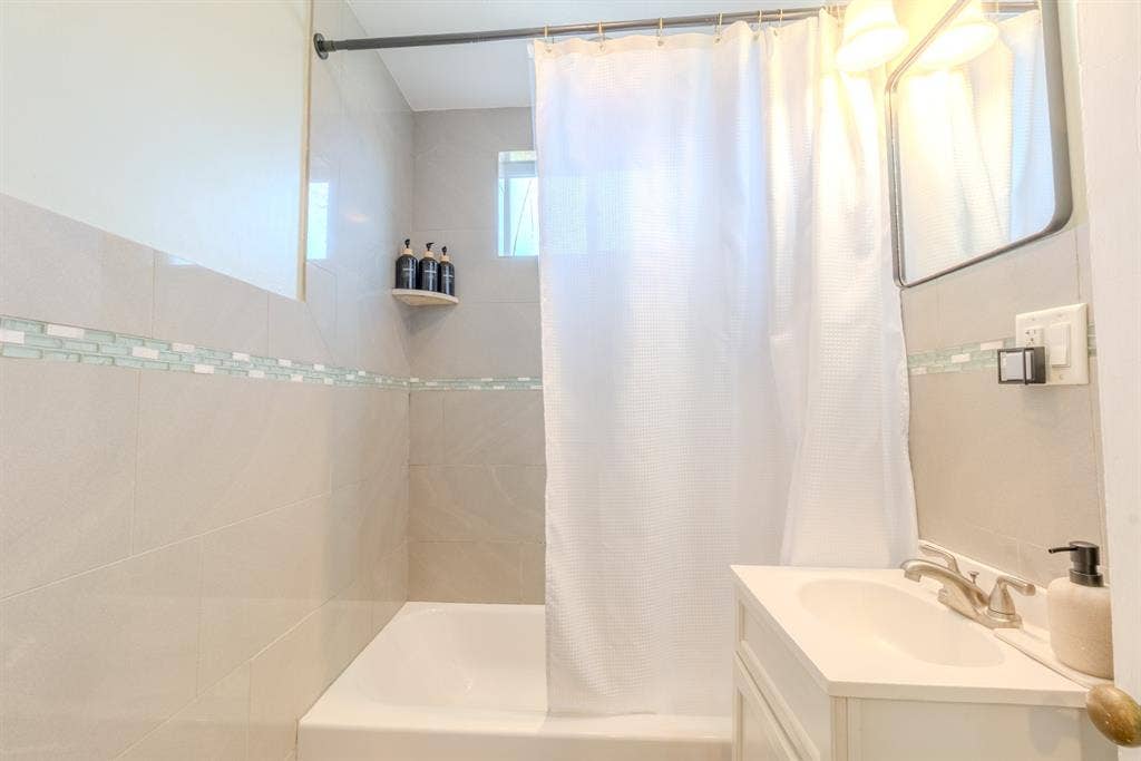 4 bedroom, 1 bath apartment