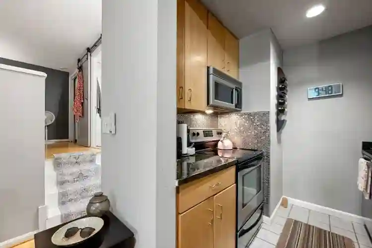 1 beautiful bedroom Available