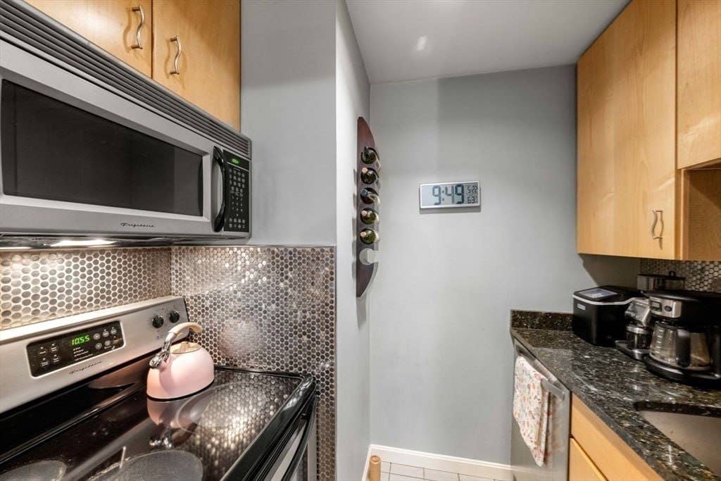1 beautiful bedroom Available