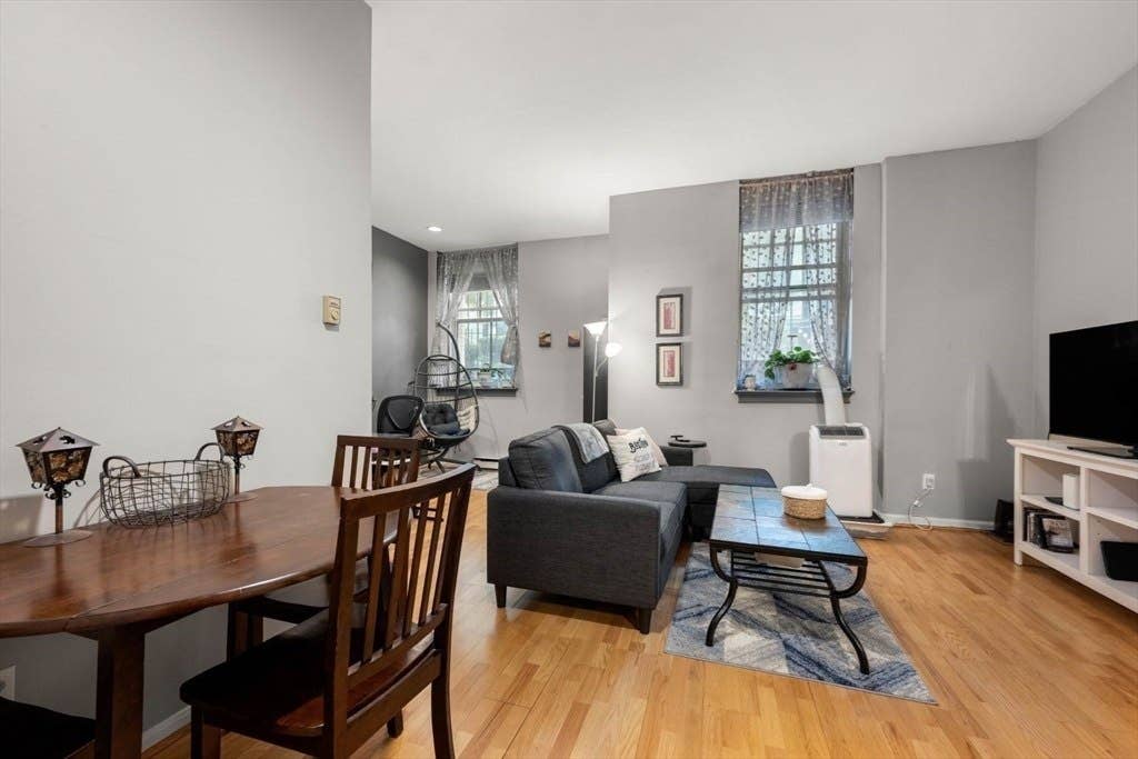 1 beautiful bedroom Available