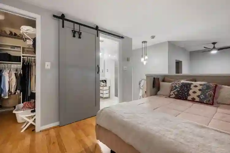 1 beautiful bedroom Available