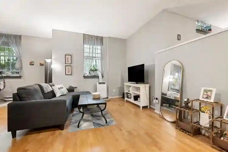 1 beautiful bedroom Available