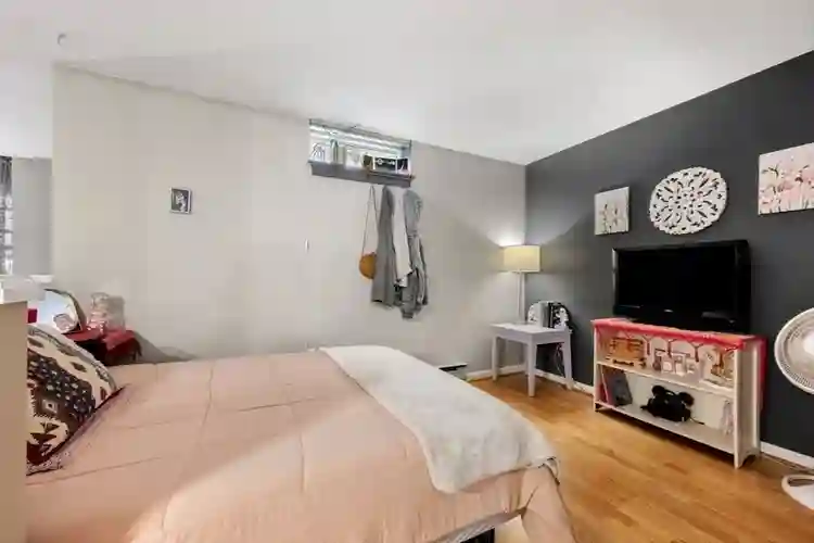 1 beautiful bedroom Available