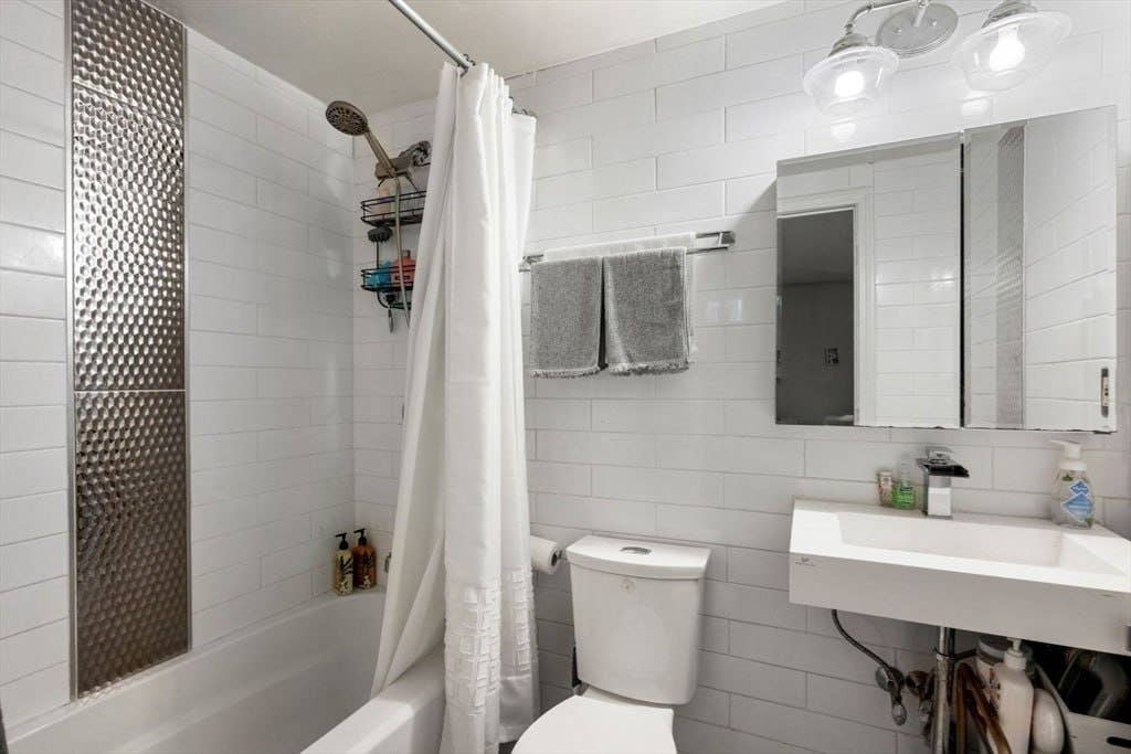 1 beautiful bedroom Available