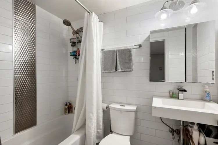 1 beautiful bedroom Available