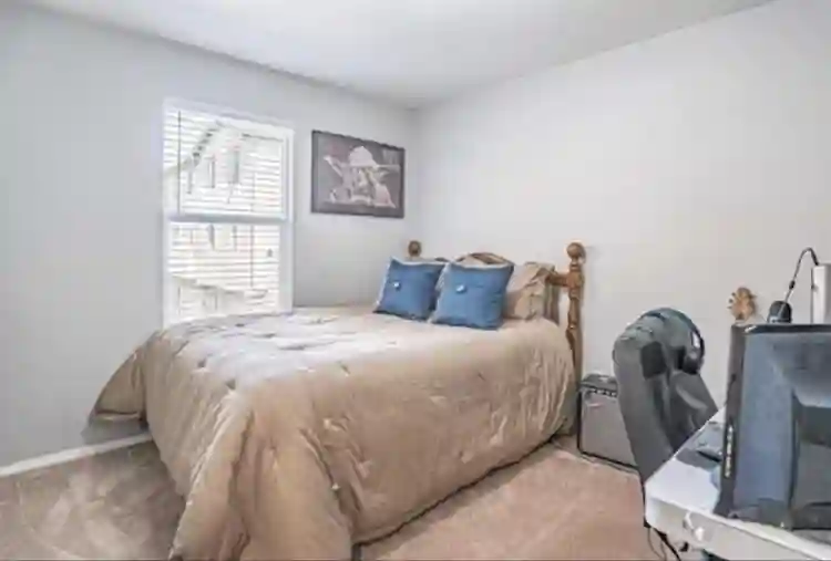 Room for rent in Eastlake