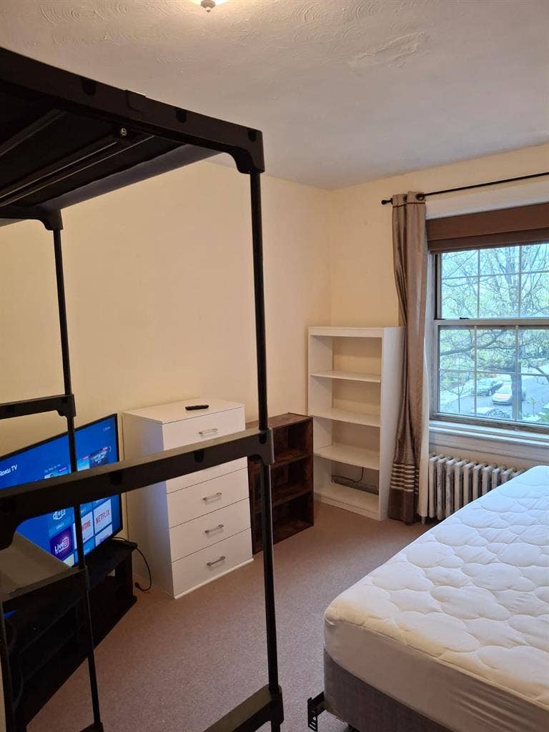 peaceful and safe bedroom for rent