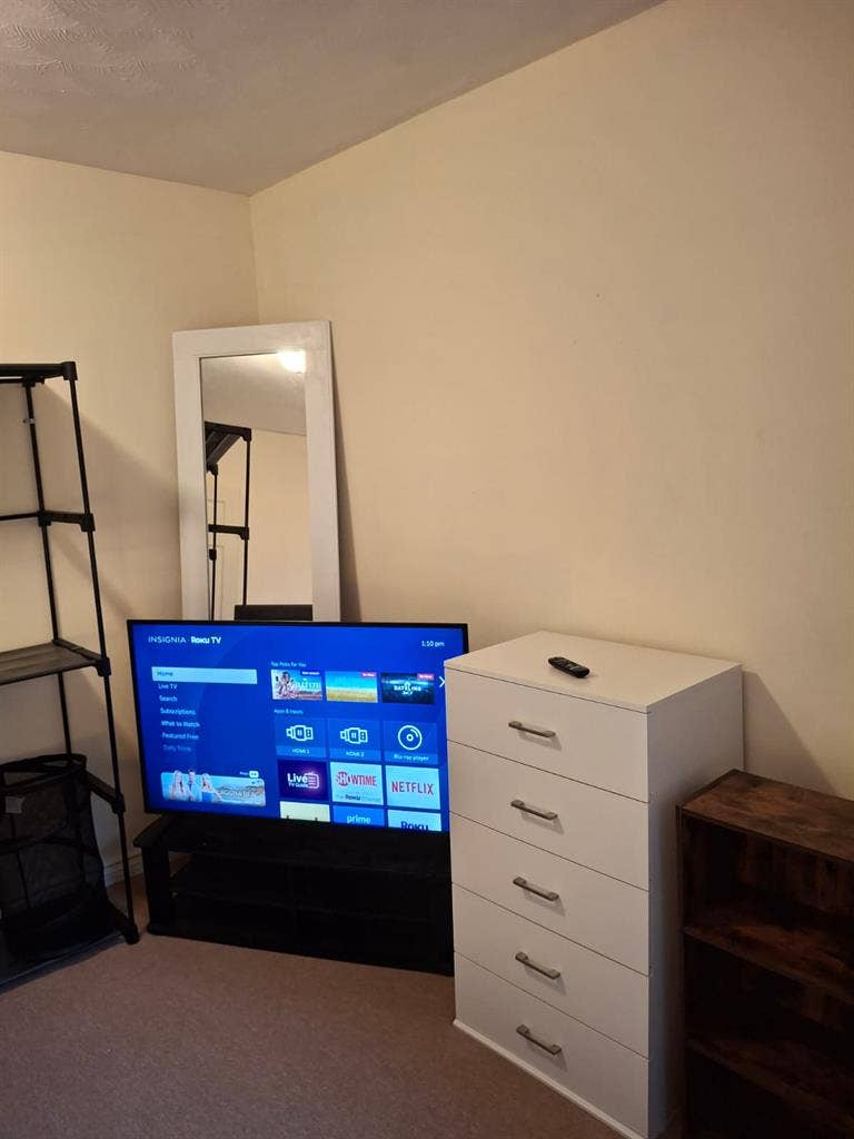 peaceful and safe bedroom for rent