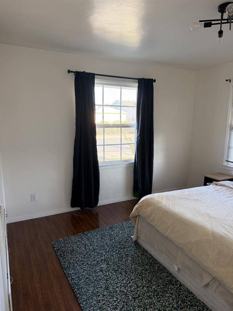 1 room available by Nov 1st
