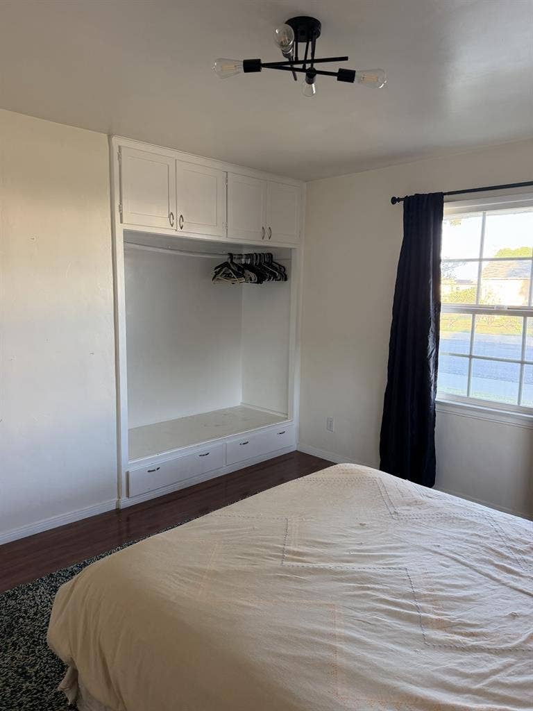 1 room available by Nov 1st