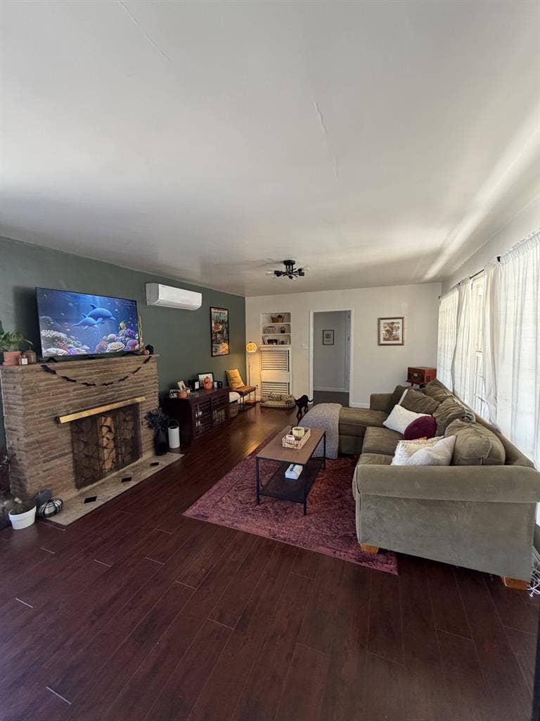 1 room available by Nov 1st