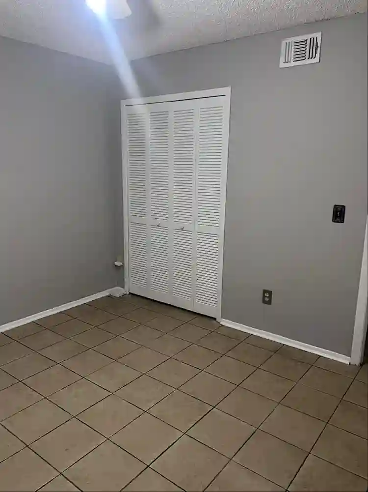 $950 room available