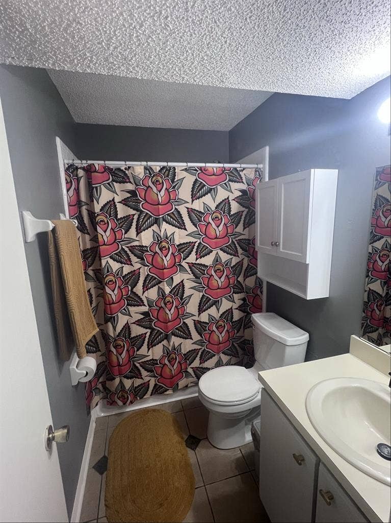 $950 room available