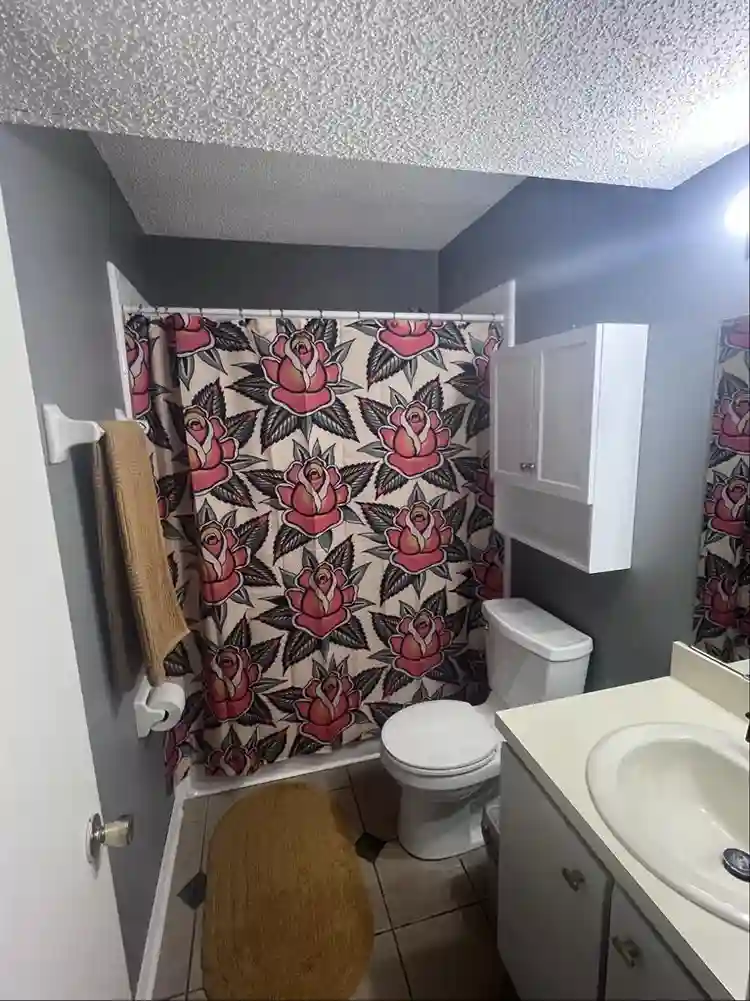 $950 room available