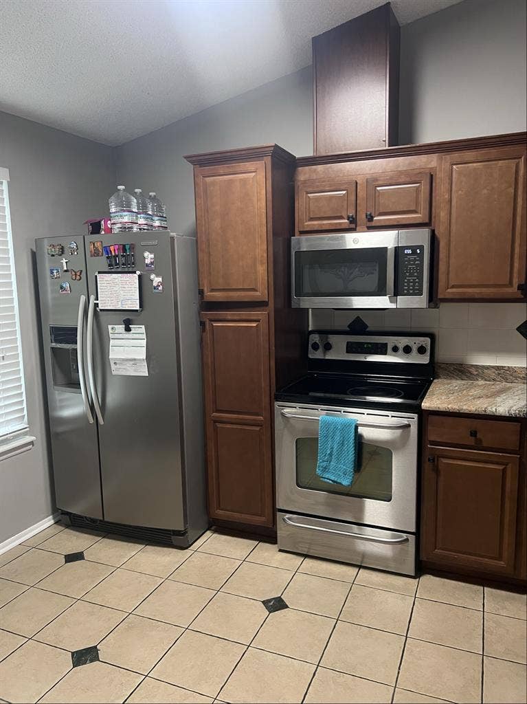 $950 room available