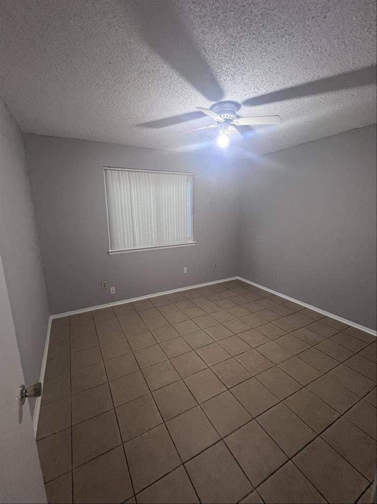 $950 room available