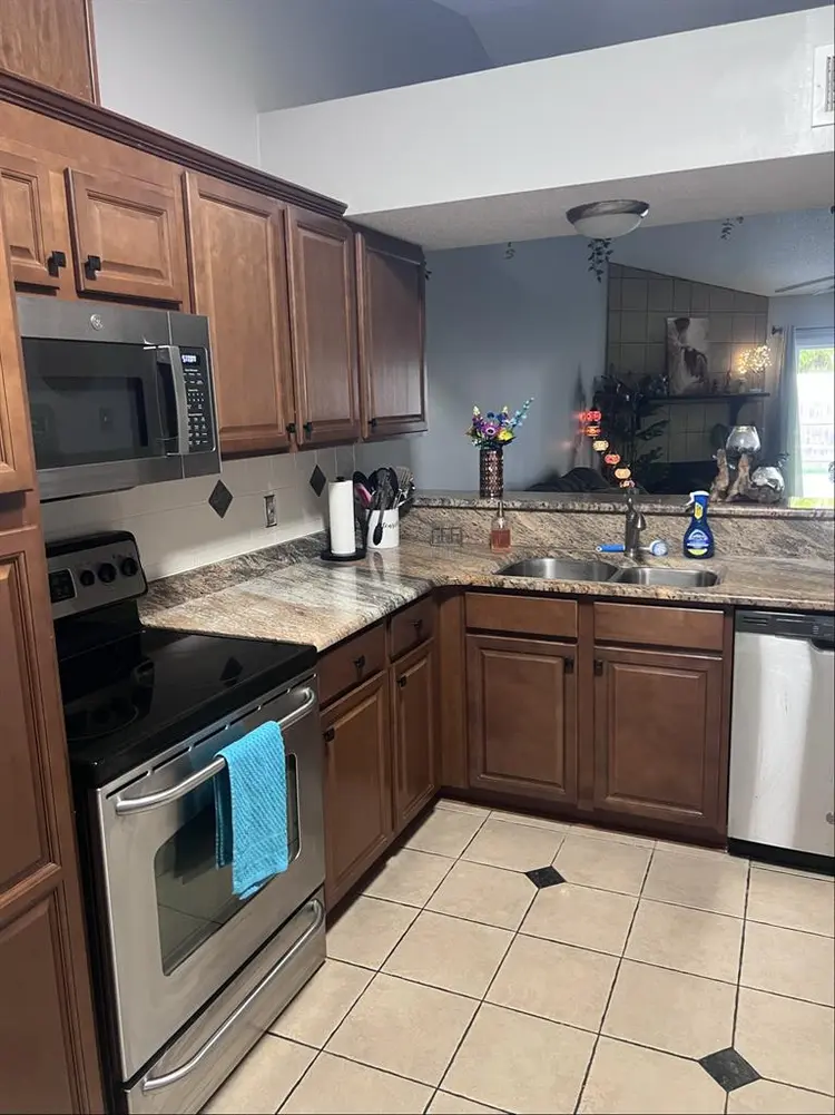 $950 room available