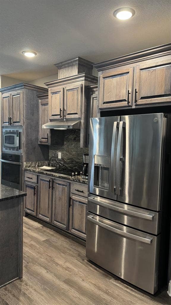 Large room for rent/ with pool
