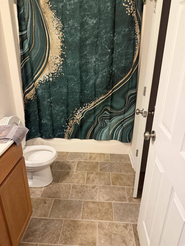 Looking for roommate