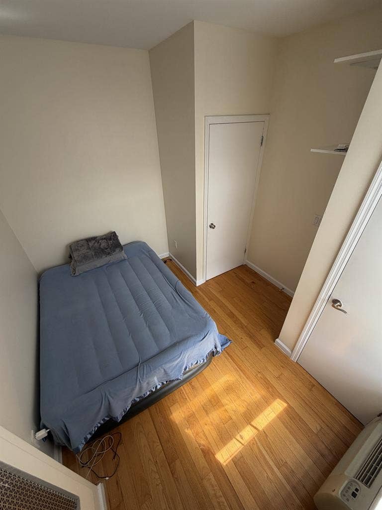 Private Bedroom in Fort George!