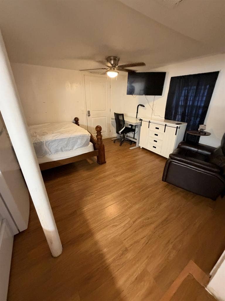 Room w/private bathroom, entrance