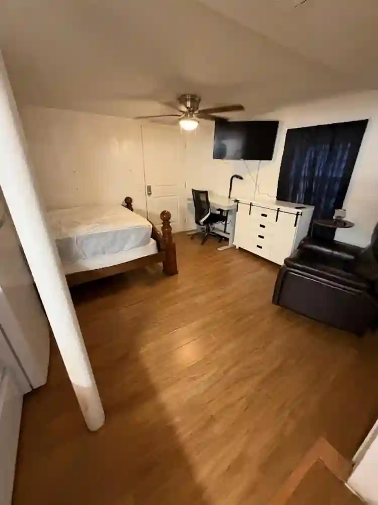 Room w/private bathroom, entrance