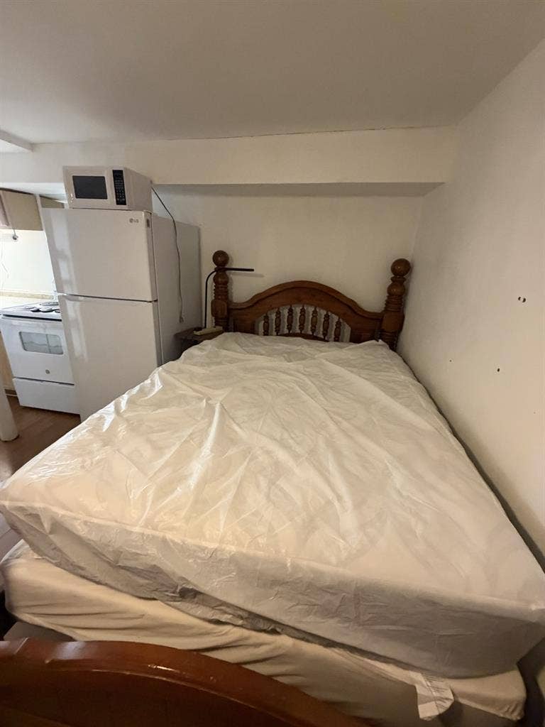 Room w/private bathroom, entrance