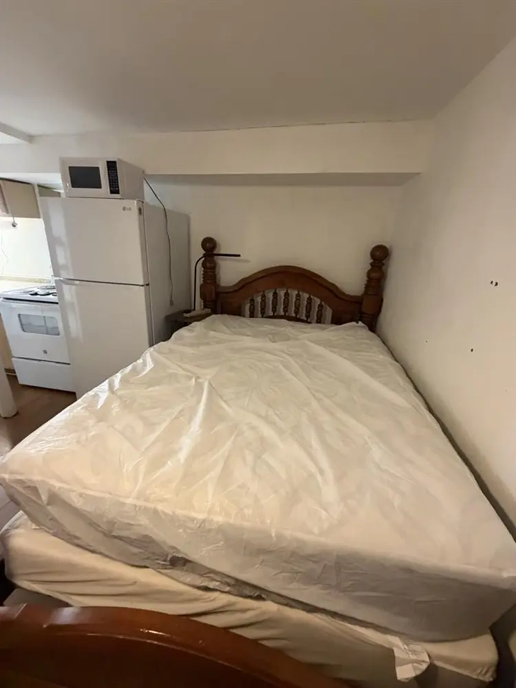 Room w/private bathroom, entrance