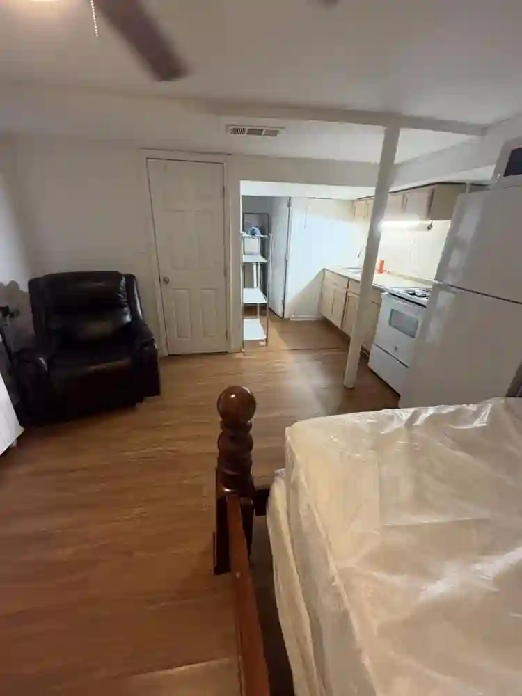 Room w/private bathroom, entrance