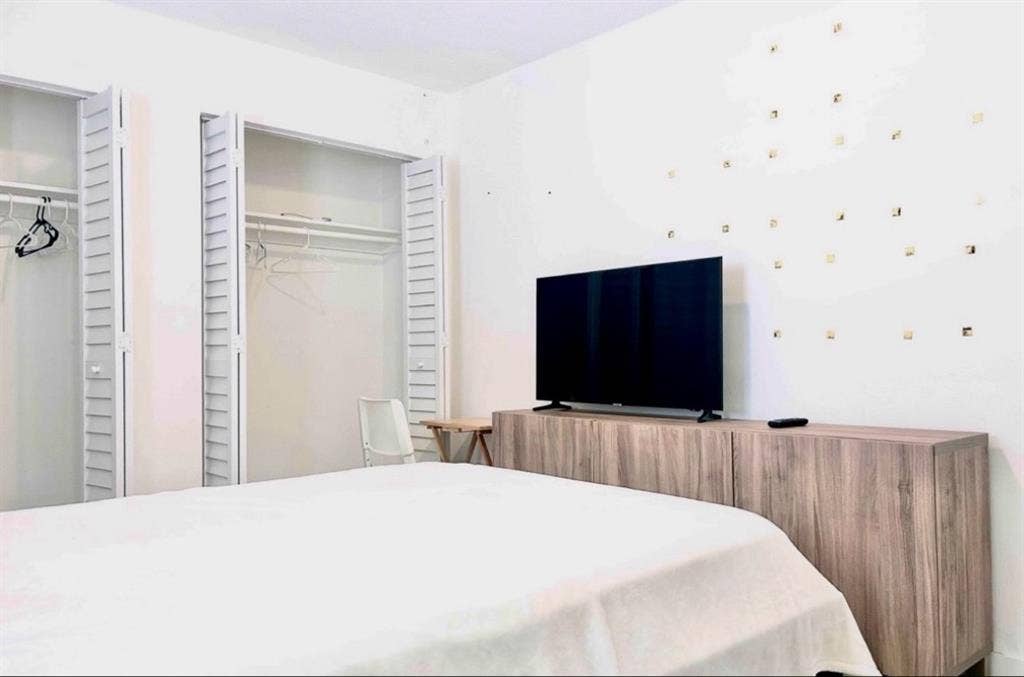 Private Room on Midtown (EDGEWATER)