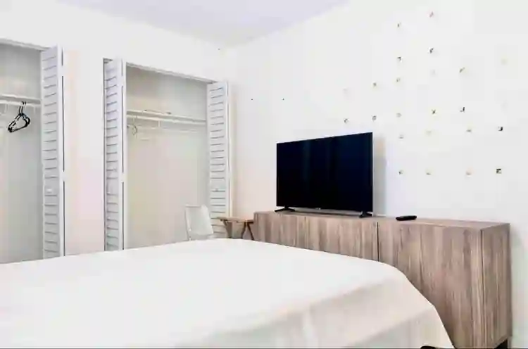 Private Room on Midtown (EDGEWATER)