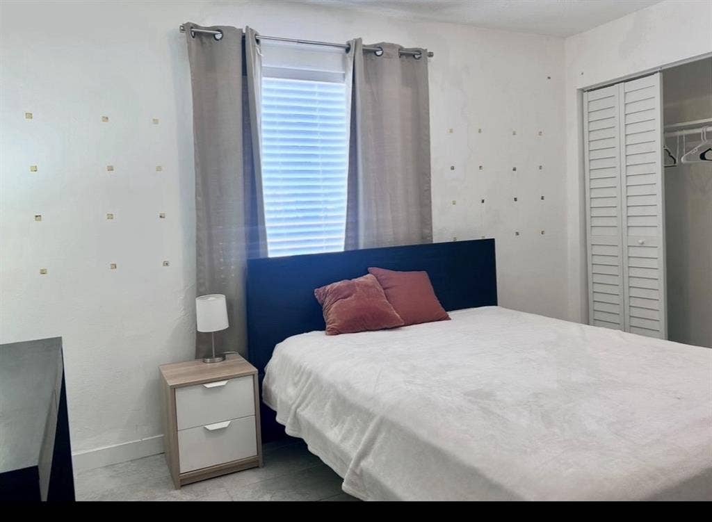 Private Room on Midtown (EDGEWATER)