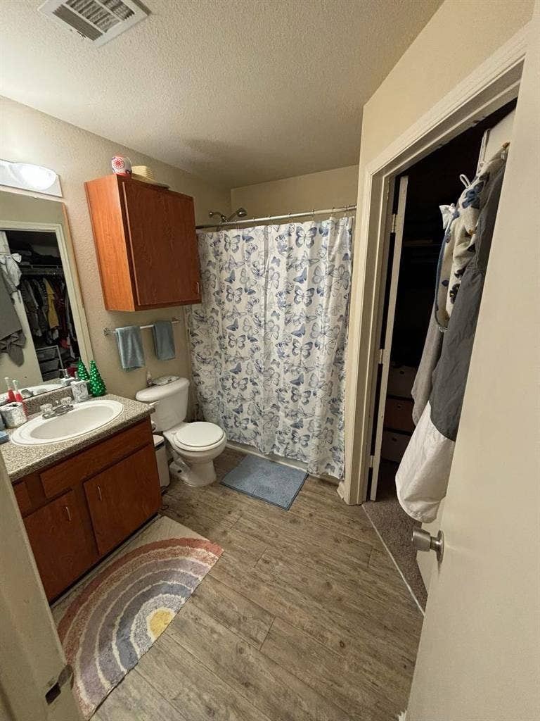 Room available at 21 oaks!