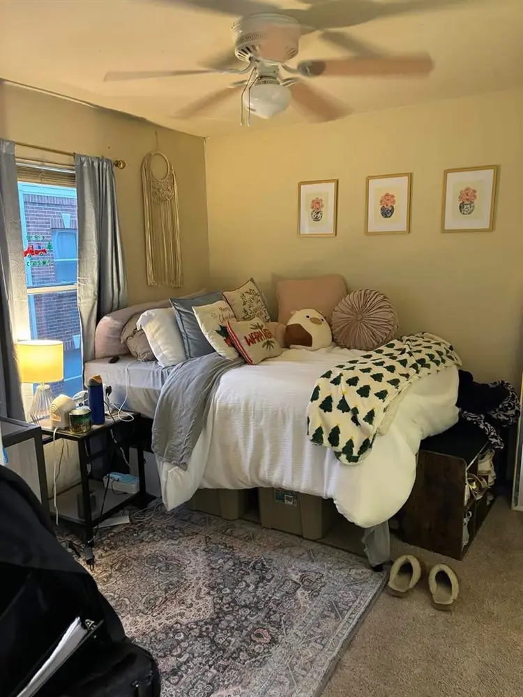 Room available at 21 oaks!