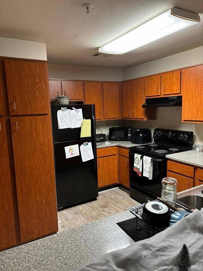 Room available at 21 oaks!