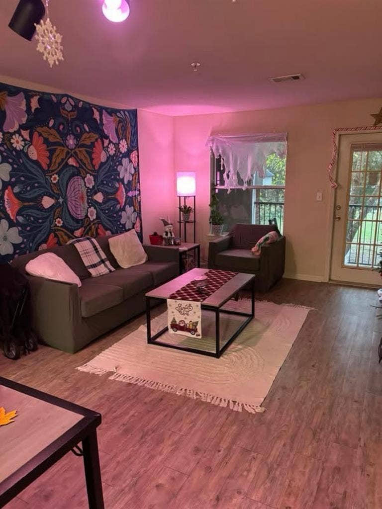 Room available at 21 oaks!