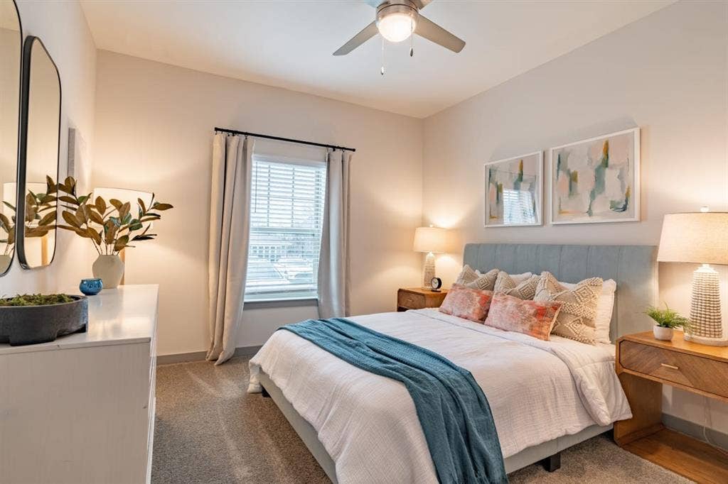 Roommate needed for mid december!