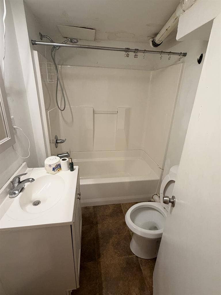 Room w/private bathroom and entran