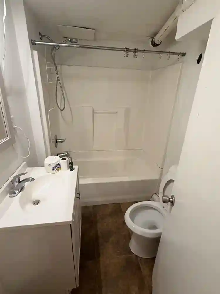 Room w/private bathroom and entran