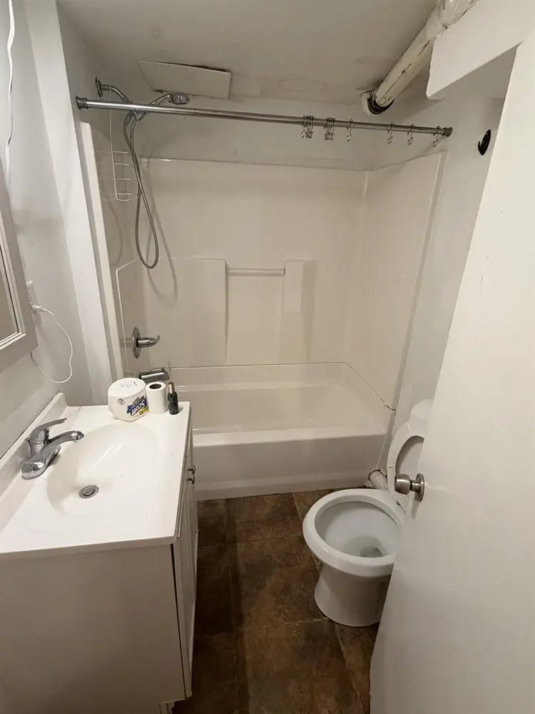 Room w/private bathroom and entran