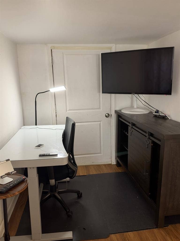 Room w/private bathroom and entran