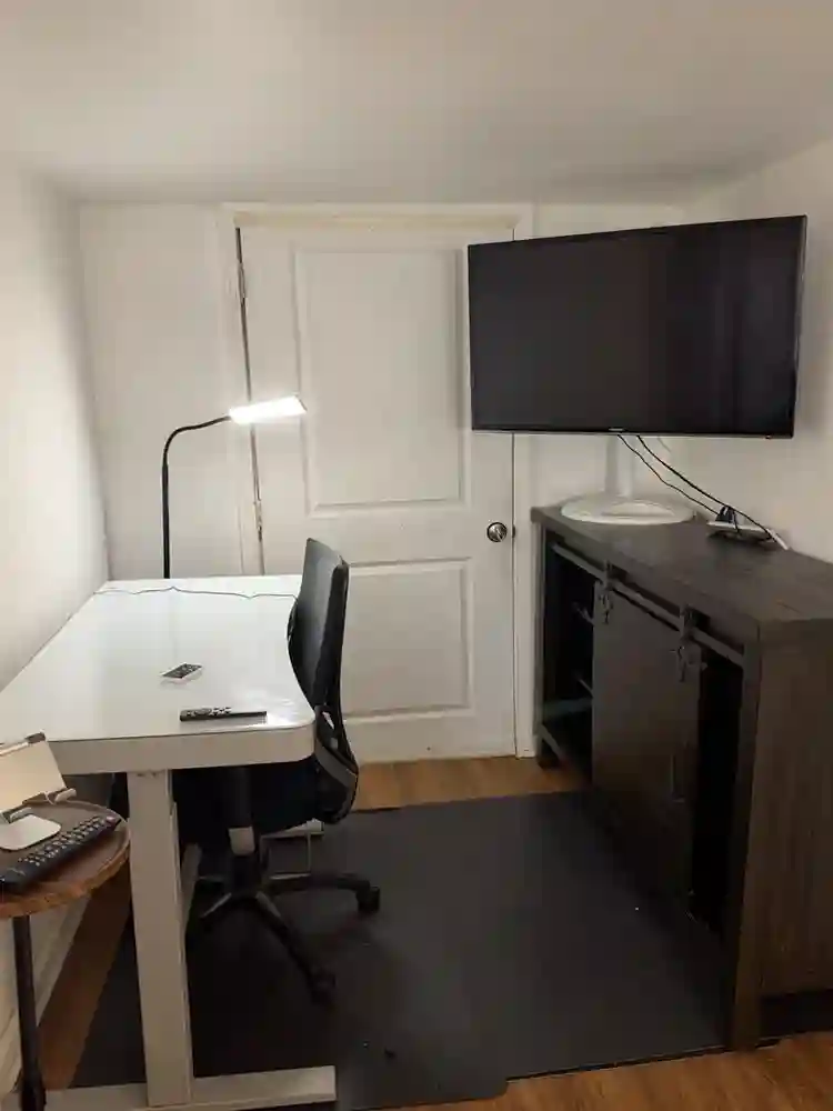 Room w/private bathroom and entran