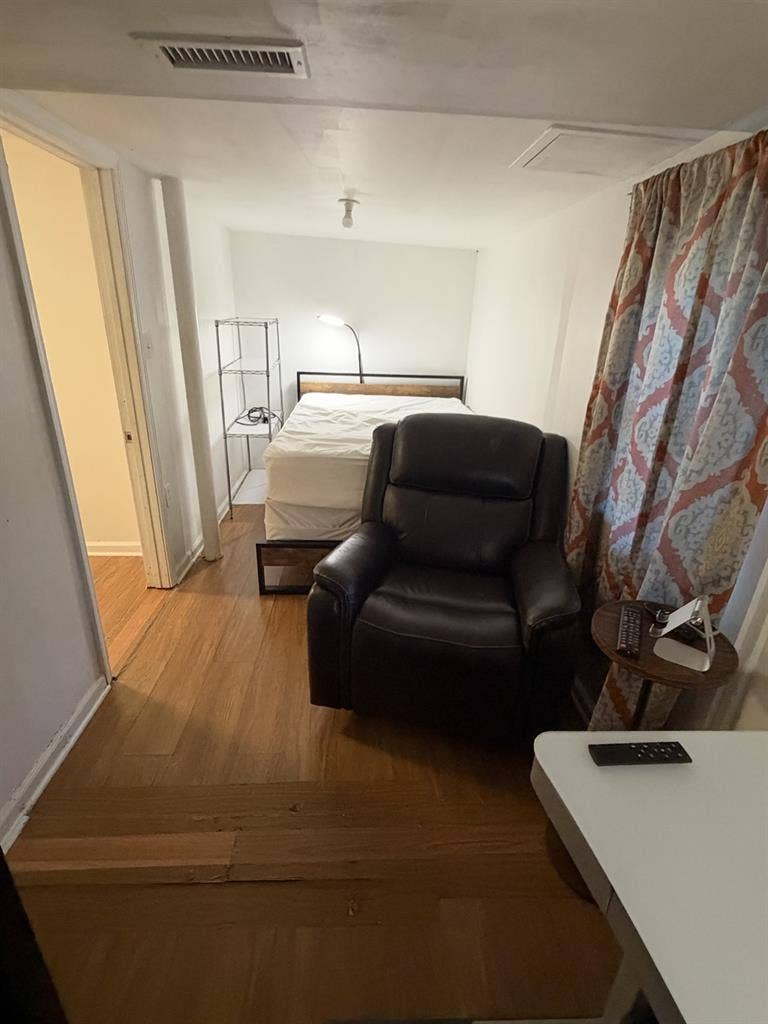 Room w/private bathroom and entran
