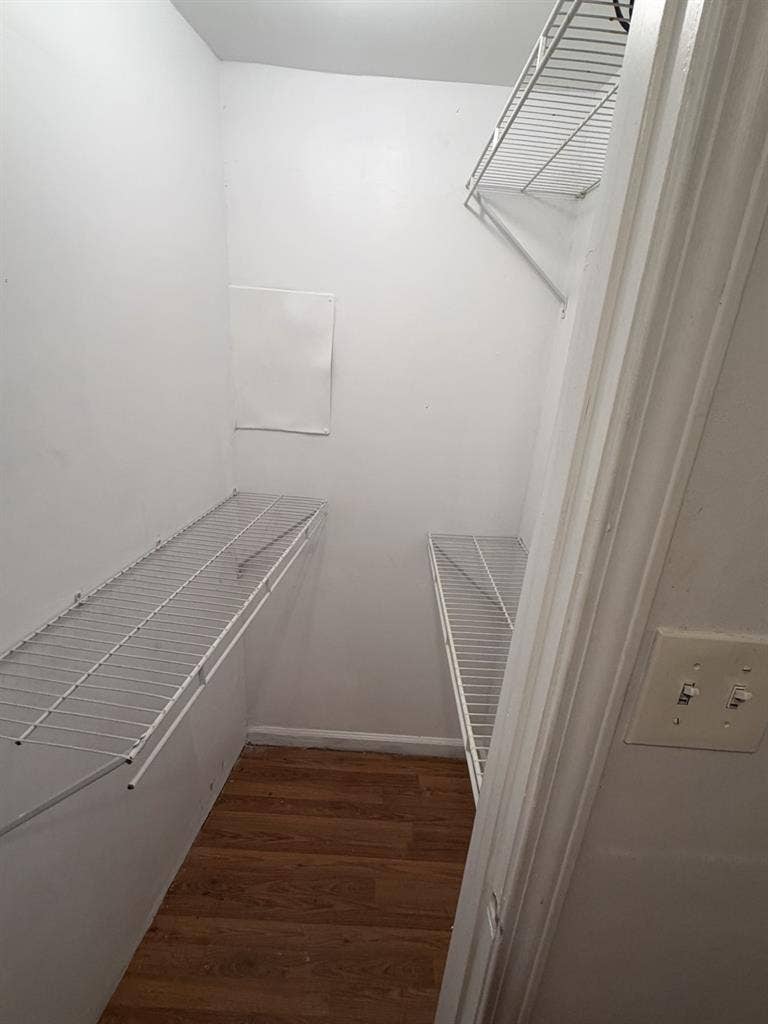 Room w/private bathroom and entran