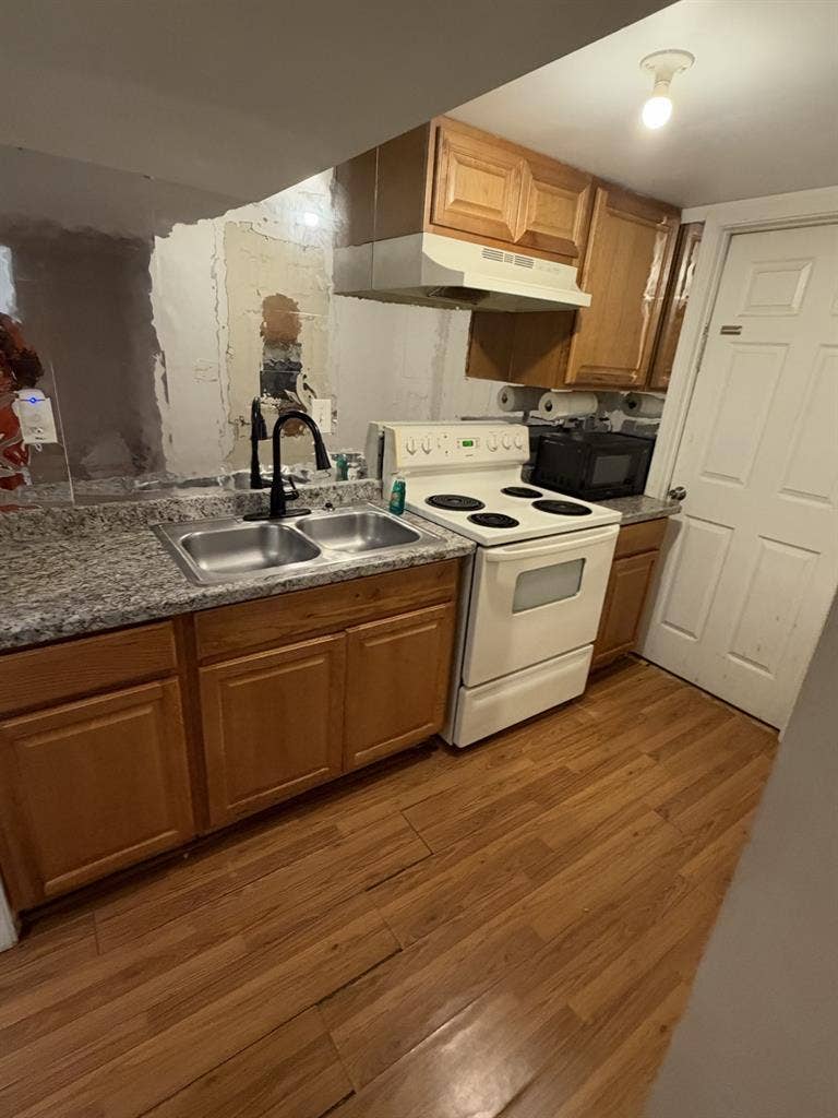 Room w/private bathroom and entran