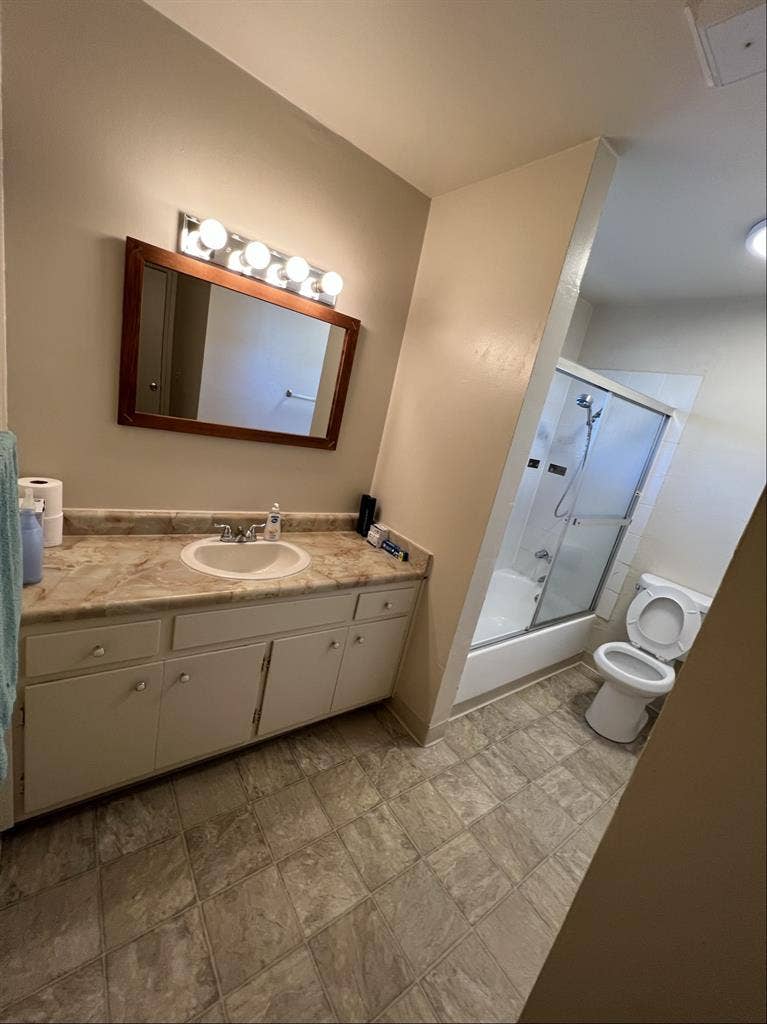 Large spacious bedroom in concond
