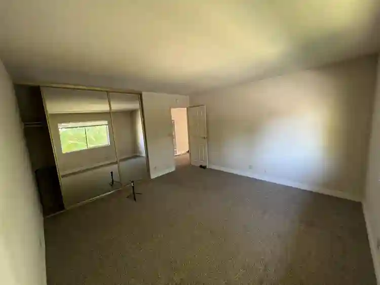 Large spacious bedroom in concond